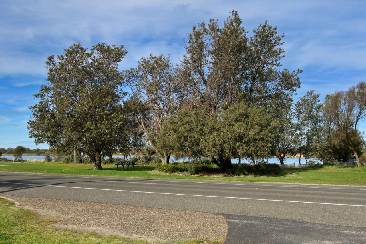 Cunningham Shore Motel Lakes Entrance Exterior photo