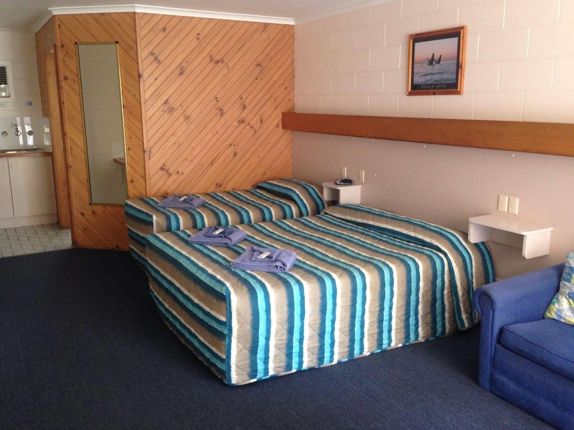 Cunningham Shore Motel Lakes Entrance Exterior photo